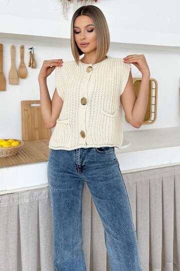 Büyük Düğme Detaylı Triko Yelek