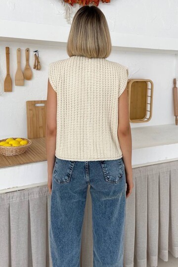 Büyük Düğme Detaylı Triko Yelek