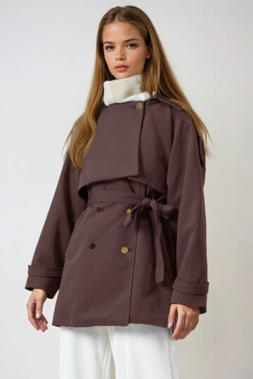 Çift Cepli  Astarlı Kemerli Omuzu Ve Beli Apoletli Trençkot