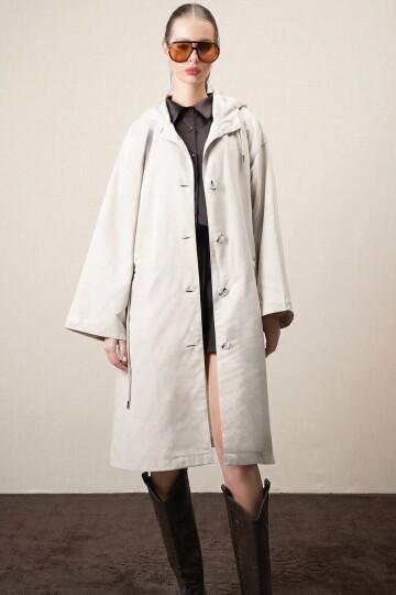 Çift Cepli Kapüşonlu Beli Bağlamalı Düğme Kapamalı Astarlı Trençkot