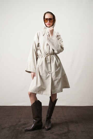 Çift Cepli Kapüşonlu Beli Bağlamalı Düğme Kapamalı Astarlı Trençkot