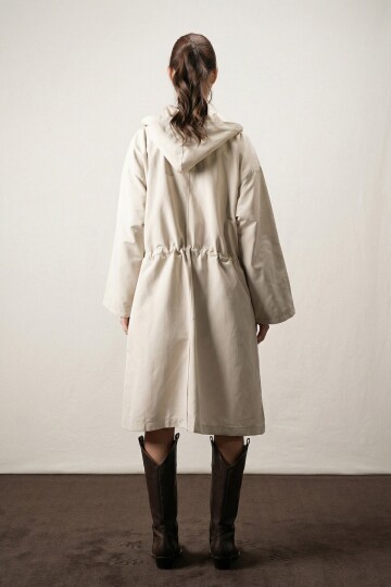 Çift Cepli Kapüşonlu Beli Bağlamalı Düğme Kapamalı Astarlı Trençkot