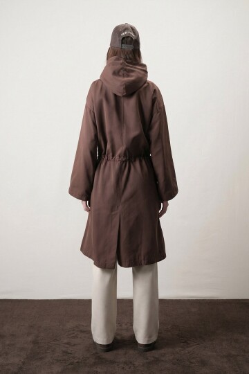 Çift Cepli Kapüşonlu Beli Bağlamalı Düğme Kapamalı Astarlı Trençkot