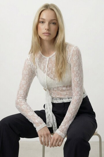 Dantel Detaylı Transparan Bluz