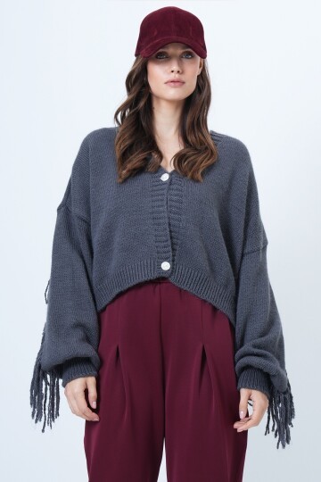 Derin V Yaka Düğme Kapamalı Kolları Püsküllü Triko Hırka