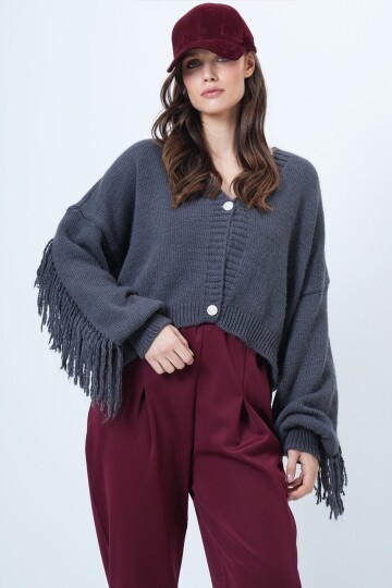 Derin V Yaka Düğme Kapamalı Kolları Püsküllü Triko Hırka