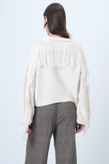 Derin V Yaka Düğme Kapamalı Kolları Püsküllü Triko Hırka