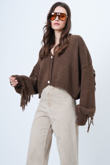 Derin V Yaka Düğme Kapamalı Kolları Püsküllü Triko Hırka