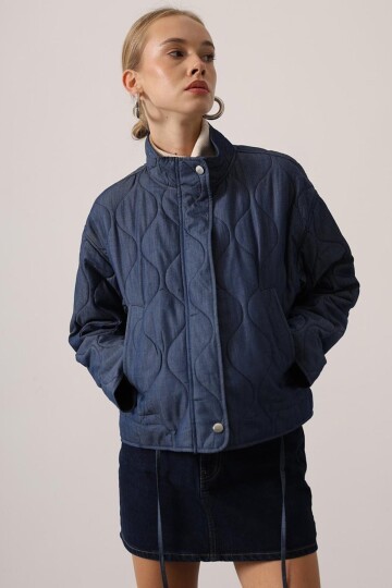 Dik Yaka Çift Cepli Desenli Mont