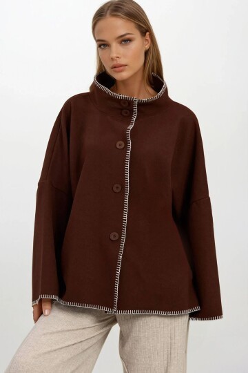 Düğmeli Geniş Kollu Kontrast Dikişli Yırtmaçlı Kaban