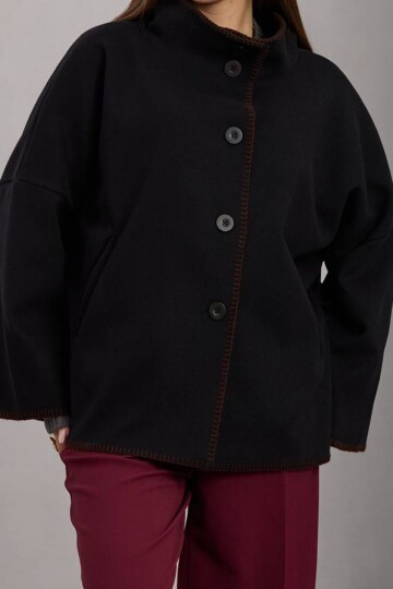 Düğmeli Geniş Kollu Kontrast Dikişli Yırtmaçlı Kaban