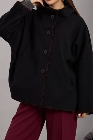 Düğmeli Geniş Kollu Kontrast Dikişli Yırtmaçlı Kaban