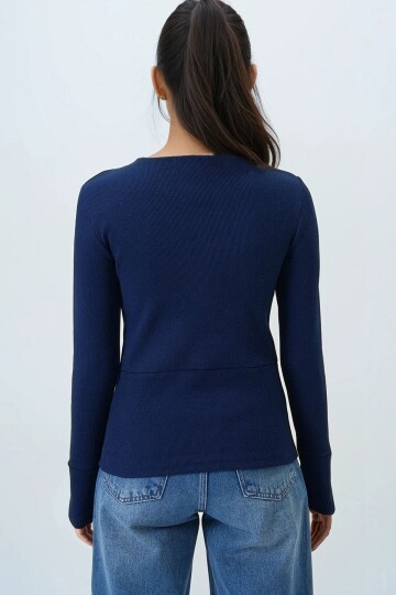 Geniş Manşetli Dikiş Detaylı Önü Düğmeli Kaşkorse Bluz