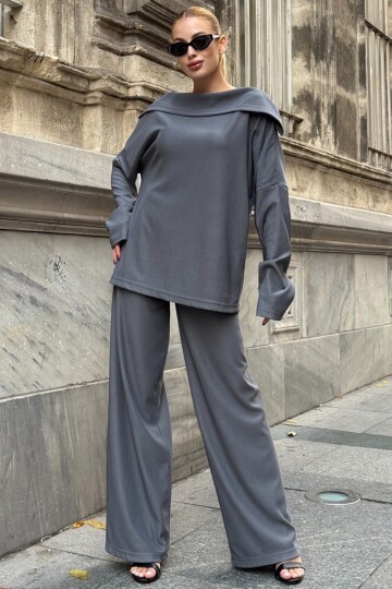 İki İplik Geniş Yaka Salaş Kesim Bluz Beli Lastikli Geniş Paça Pantolon Takım