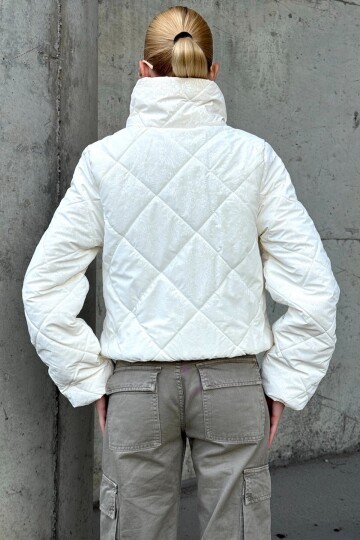 Jakarlı Dokulu Kısa Şişme Mont