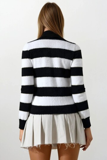 Kalp Detaylı Taş İşlemeli Çizgili Triko Kazak