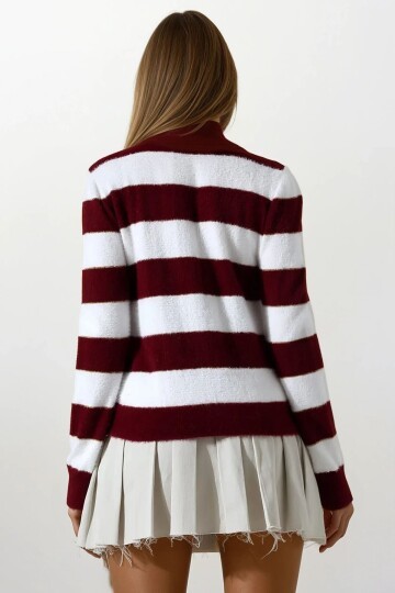 Kalp Detaylı Taş İşlemeli Çizgili Triko Kazak