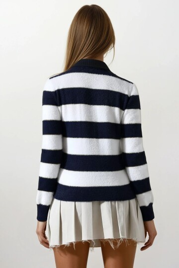 Kalp Detaylı Taş İşlemeli Çizgili Triko Kazak