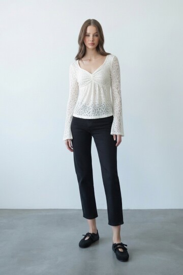 Kalp Yaka Kabartma Dantelli Bluz