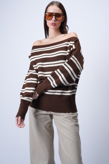 Kahverengi Kayık Yaka Çizgili Triko