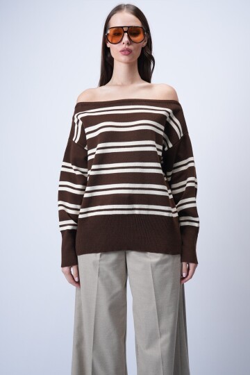 Kahverengi Kayık Yaka Çizgili Triko