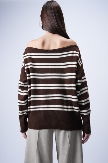 Kahverengi Kayık Yaka Çizgili Triko