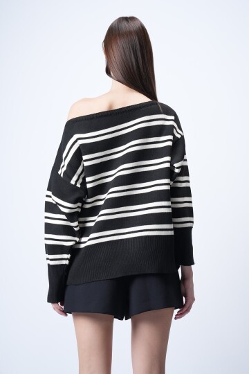 Siyah Kayık Yaka Çizgili Triko