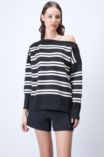 Siyah Kayık Yaka Çizgili Triko