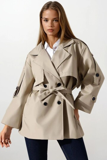 Kemer Detaylı Kruvaze Yaka Kuşak Bağlamalı Trençkot