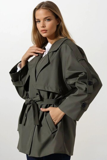Kemer Detaylı Kruvaze Yaka Kuşak Bağlamalı Trençkot