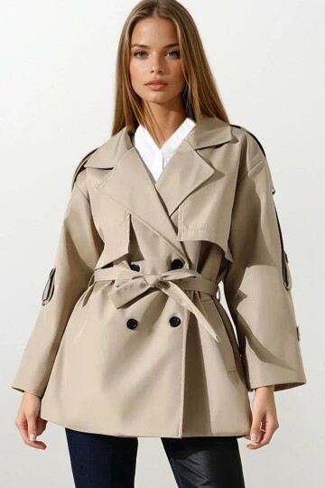 Kemer Detaylı Kruvaze Yaka Kuşak Bağlamalı Trençkot