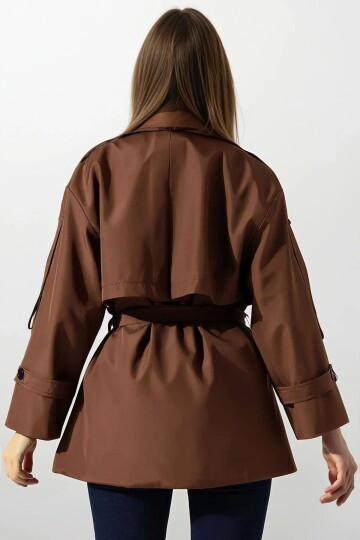 Kemer Detaylı Kruvaze Yaka Kuşak Bağlamalı Trençkot