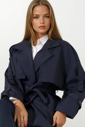 Kemer Detaylı Kruvaze Yaka Kuşak Bağlamalı Trençkot