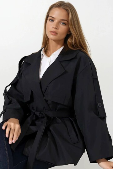 Kemer Detaylı Kruvaze Yaka Kuşak Bağlamalı Trençkot