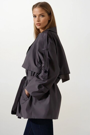 Kemer Detaylı Kruvaze Yaka Kuşak Bağlamalı Trençkot