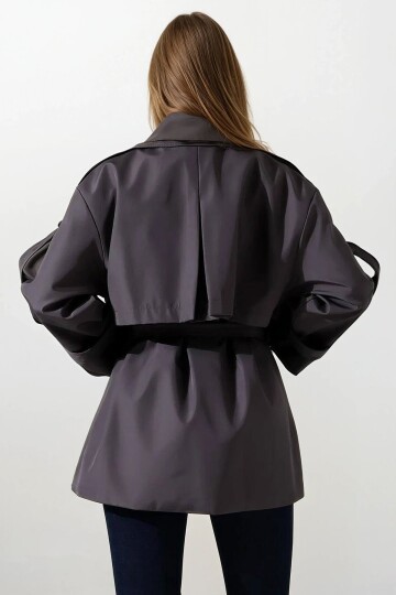 Kemer Detaylı Kruvaze Yaka Kuşak Bağlamalı Trençkot