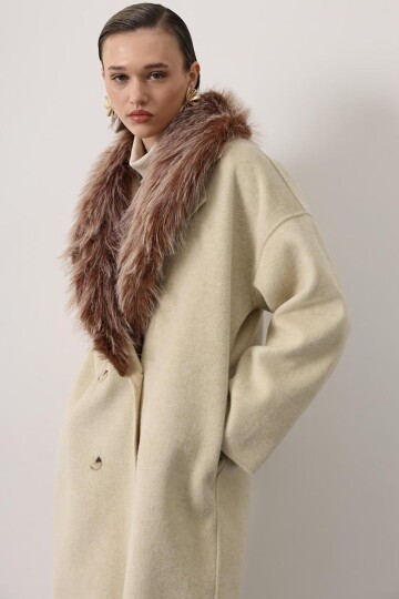 Kürk Detaylı Düğme Kapamalı Kaşe Kaban