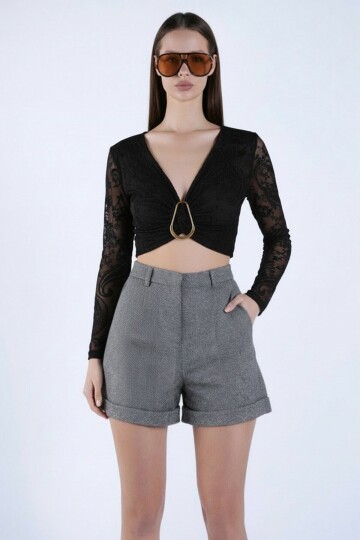 Metal Aksesuarlı İçi Astarlı  V Yaka Crop Likralı Dantel Bluz