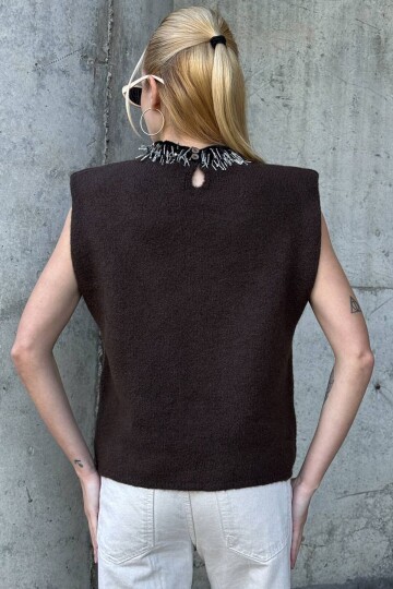 Omuz Vatkalı Yaka Detaylı Kolsuz Triko Bluz