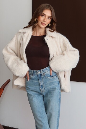 Oversize Geniş Yaka Düğmeli Peluş Dokulu Kısa Kaban