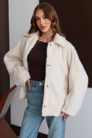 Oversize Geniş Yaka Düğmeli Peluş Dokulu Kısa Kaban