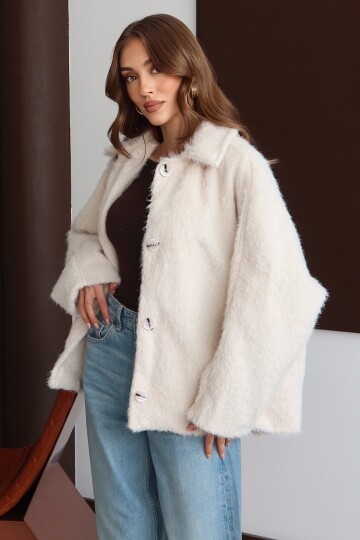 Oversize Geniş Yaka Düğmeli Peluş Dokulu Kısa Kaban