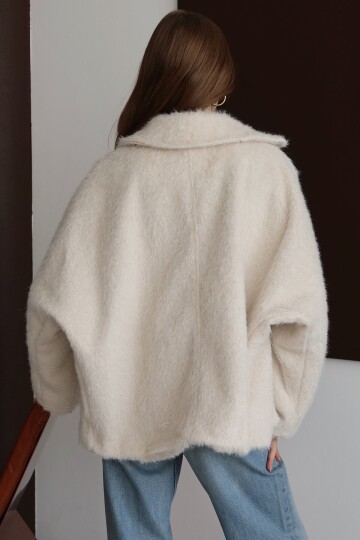 Oversize Geniş Yaka Düğmeli Peluş Dokulu Kısa Kaban