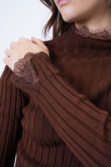 Tül Detaylı Dik Yaka Fitilli Triko Kazak