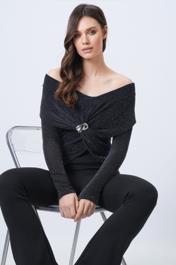 V Yaka Drapeli Aksesuar Detaylı Simli Bluz