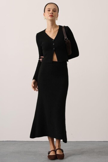 V Yaka Hırka ve Midi Boy Etek Triko Takım