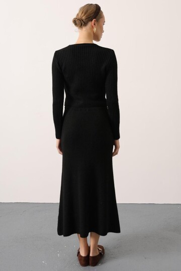 V Yaka Hırka ve Midi Boy Etek Triko Takım