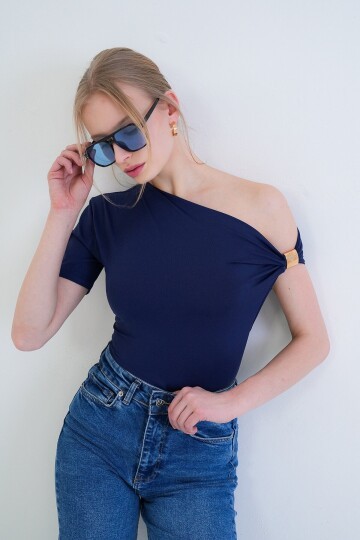 Asimetrik Yaka Drapeli Omuz Aksesuarlı Sandy Bluz