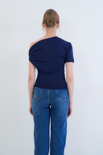 Asimetrik Yaka Drapeli Omuz Aksesuarlı Sandy Bluz