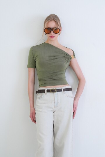 Asimetrik Yaka Drapeli Omuz Aksesuarlı Sandy Bluz